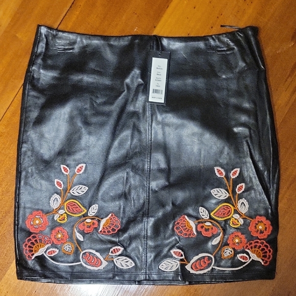 Romeo & Juliet Couture Black Mini Skirt with Floral Embroidery - Picture 1 of 6